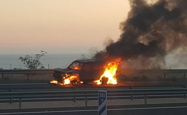 Arde un coche en la A-7 a la altura del Pozuelo