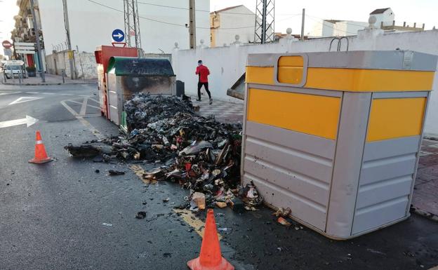 Arden dos contenedores de vidrio en Armilla durante la madrugada