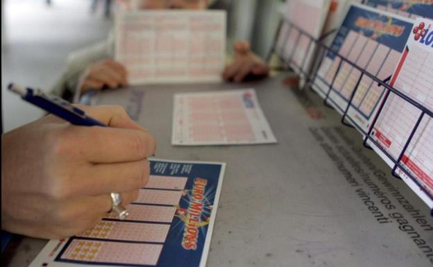 Gana 28 millones en el Euromillones y compra un arma para defenderse por si le roban