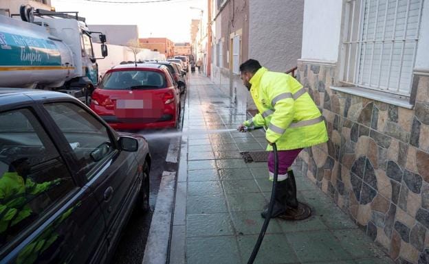 Un operario de la limpieza baldea en una calle de Almería capital. /Ayto. de Almería