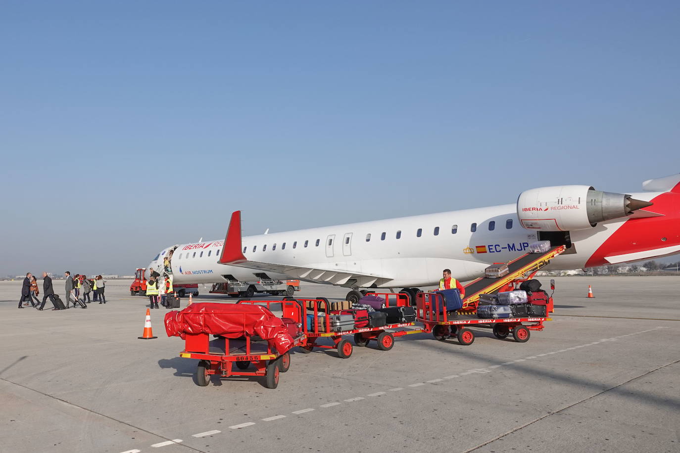 Retrasos en los vuelos entre Canarias y Granada por la calima en las islas