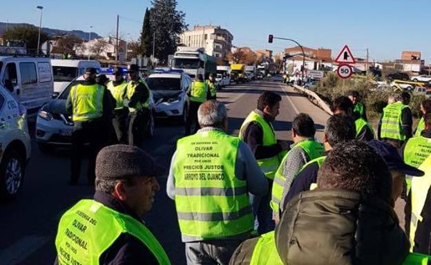 Tres nuevos cortes de carreteras: la A-312 en Navas de San Juan y en Arquillos, y la A-6000 en Villargordo