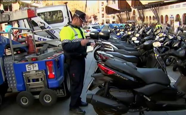 Llegan las primeras multas a las motos que aparquen en la acera