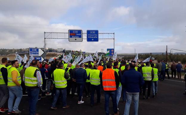Los olivareros llevan hoy su protesta a las plazas de la provincia