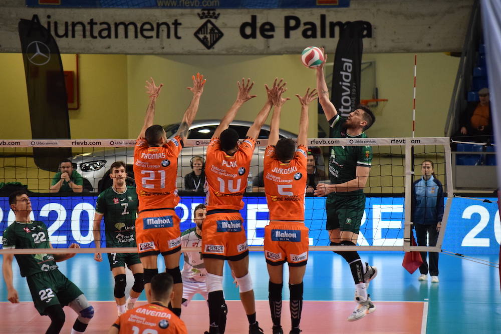 Hage eleva su brazo al viento contra las Enfermedades Raras