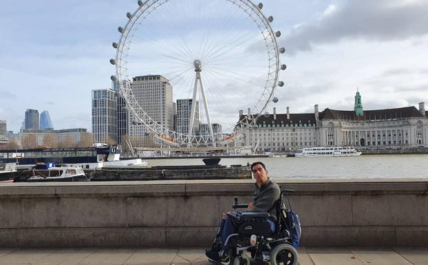 Ryanair impide viajar a un granadino que tiene parálisis cerebral con su silla de ruedas