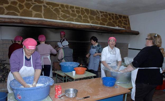 Las 'buñoleras' de Mecina Bombarón preparan el desayuno de Carnaval