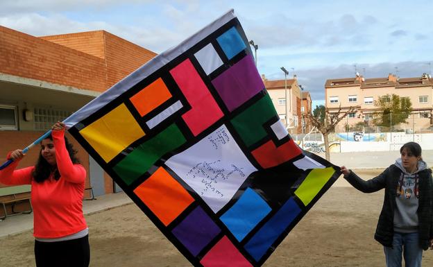Más de 4.000 estudiantes y 57 «profes» de Granada diseñan banderas e himnos por la inclusión de la discapacidad