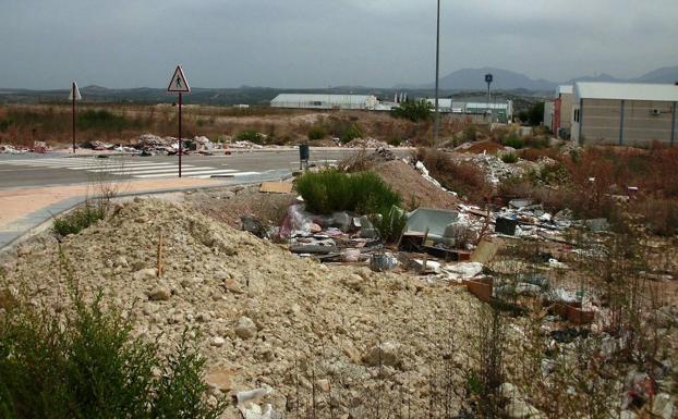 Quien rompe, paga, y los escombros al vertedero legal