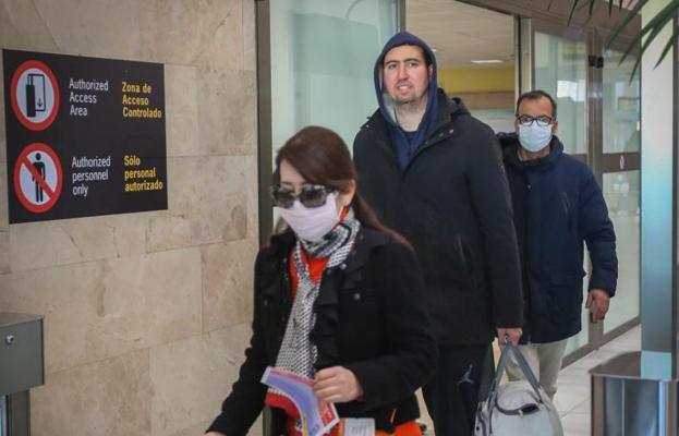 Normalidad en el aeropuerto de Granada en la recepción de viajeros desde Milán