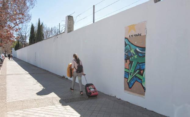 Un colegio borra por error todos los grafitis del Callejón del Pretorio de Granada