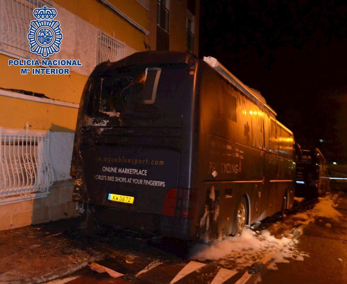 Piden 21 años para el acusado de incendiar un autobús de un equipo ciclista en Almería