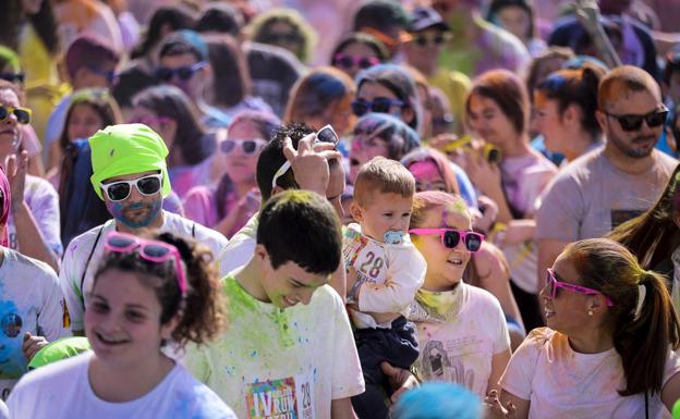 La 'color run' llena de diversión las calles motrileñas