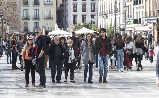 El puente anima las playas y llena Granada hasta la bandera