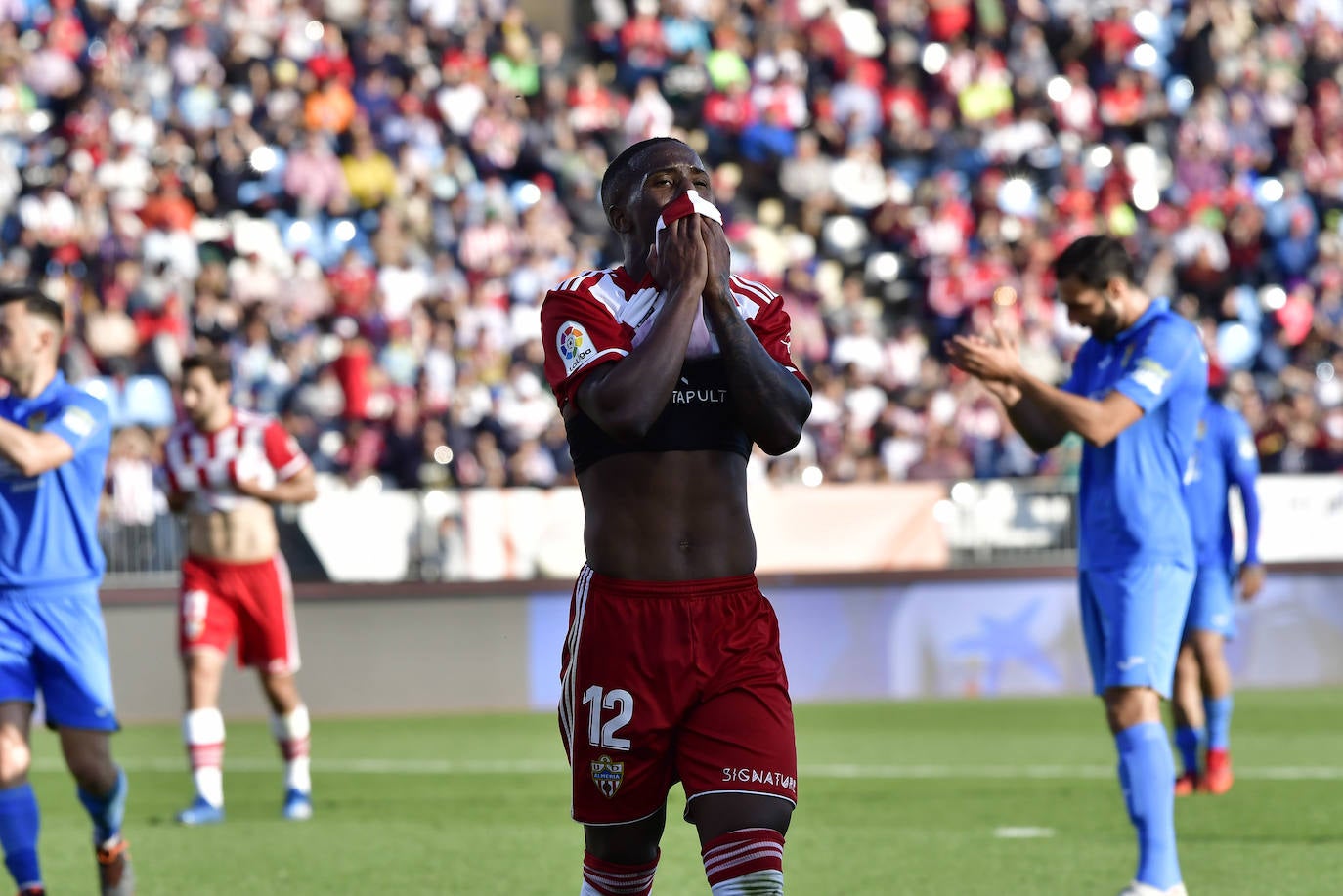 El Almería deja pasar, una semana más, los fallos de sus rivales