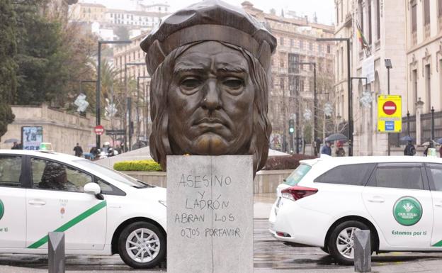 Escriben «asesino y ladrón» en la escultura del Gran Capitán de Granada