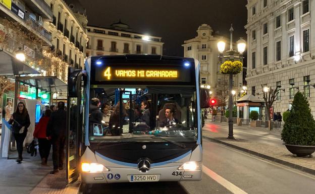 «¡Vamos mi Granada!» en los autobuses de una ciudad volcada con su equipo