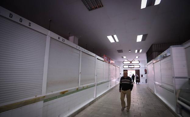 El Ayuntamiento de Almuñécar da un día a los comerciantes para desalojar el mercado municipal