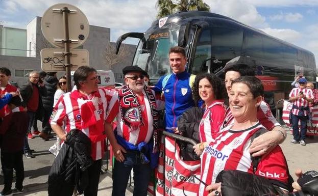 50 aficionados del Athletic reciben a su equipo en Granada