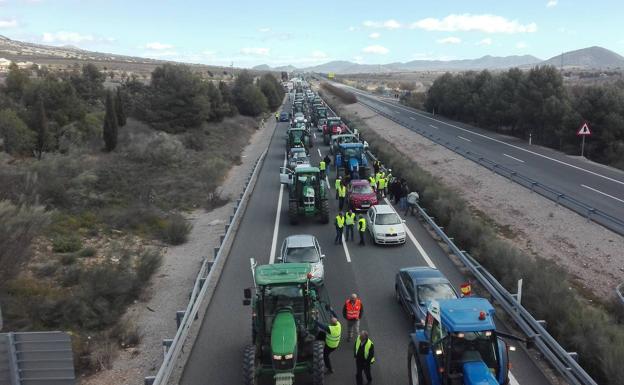 Los agricultores de Granada y Almería reclaman en su tractorada «precios justos y una PAC que no vacíe los pueblos»