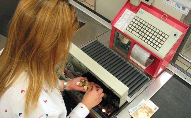 Dos mujeres agreden a un hombre que defendió a una cajera tras ser increpada por estas