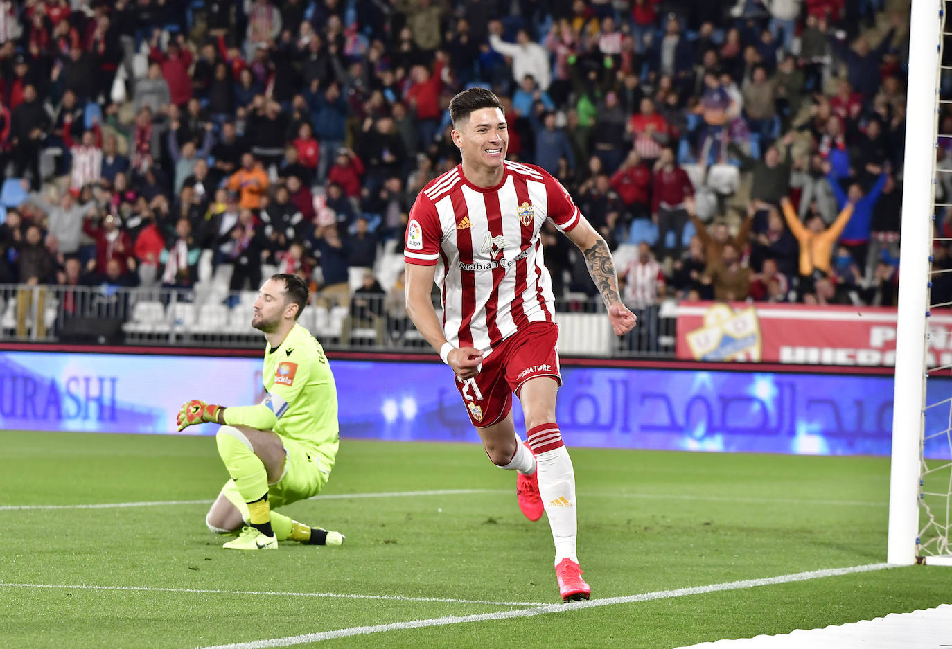 El Almería se da un festín ante un Dépor al que hace frágil con fútbol