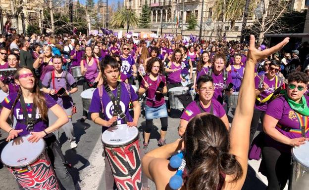 Una batucada que da ritmo a la marcha de las mujeres en Graanda