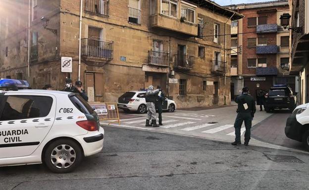 Agentes de la Guardia Civil, vestidos con trajes especiales, notifican su aislamiento a los vecinos de Haro