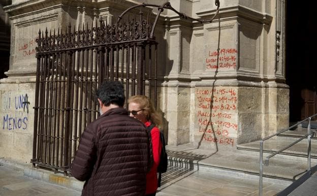 Sorprendido 'in fraganti' mientras pintaba versículos bíblicos en la Catedral de Granada