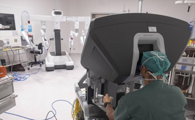 Los brazos robóticos del futuro ya operan en los quirófanos de Granada