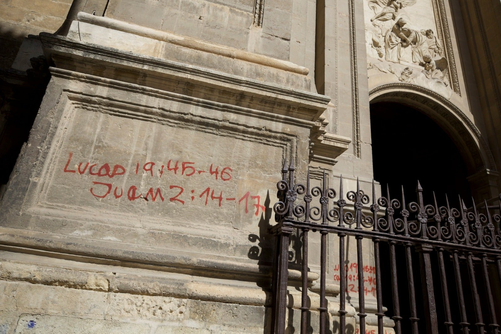 Nuevas pintadas en la Catedral de Granada