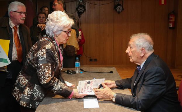 El Aula de Cultura de IDEAL acoge una conferencia sin tapujos de Inocencio Arias