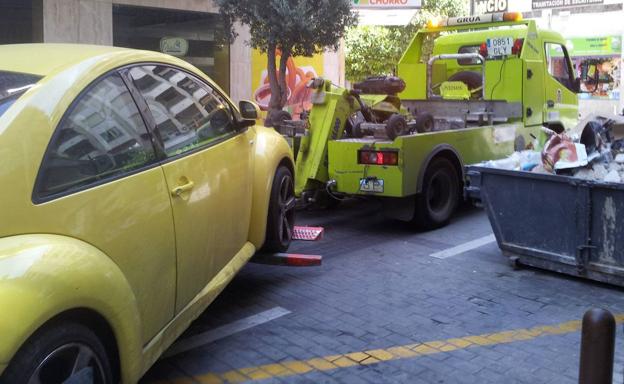 Logra que le devuelvan más de 300 euros de una multa al llevarse su coche la grúa