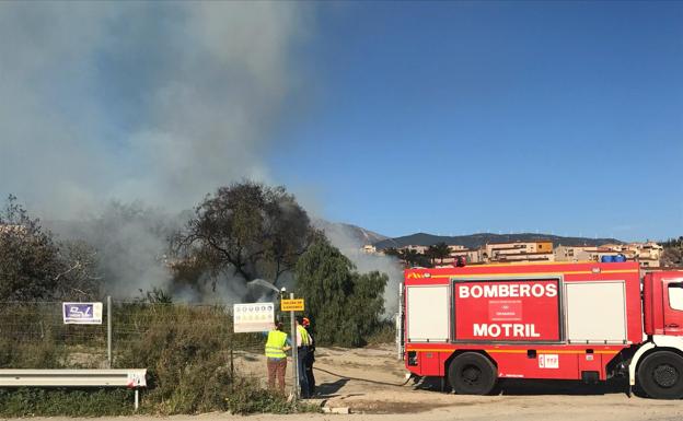 Los bomberos sofocan un fuego junto a la estación de autobuses de Motril