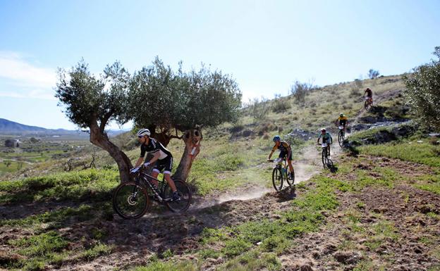 Intenso inicio del circuito de ciclismo de la provincia de Almería