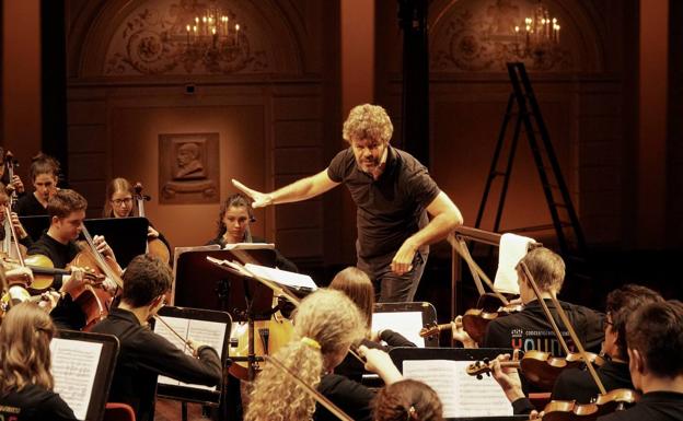 El cierre aéreo de EE UU por el coronavirus afecta artistas granadinos