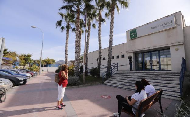 Cierran el centro de salud y las instalaciones deportivas de Almuñécar