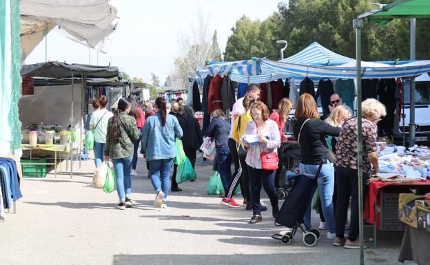 Una mañana de mercadillo bajo la amenaza del coronavirus