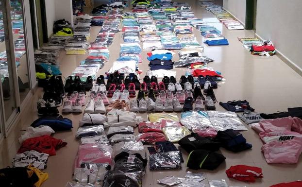 Incautan mil prendas falsificadas en el mercadillo de Almanjáyar