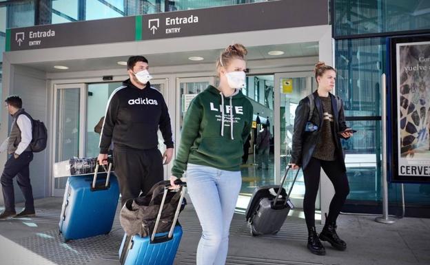 La estación de tren, el aeropuerto y los taxis extreman las medidas de higiene