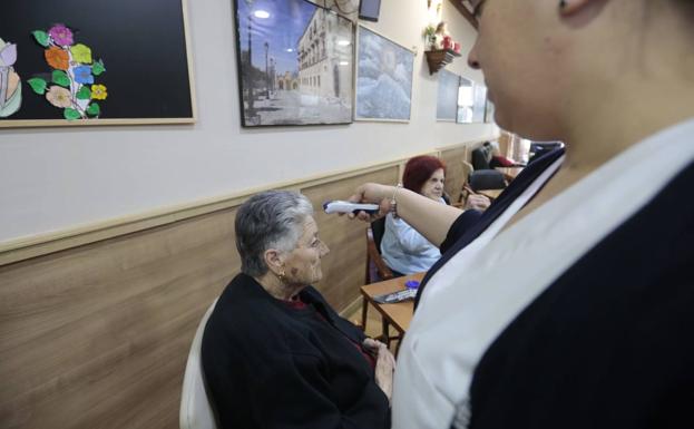 Las personas mayores titulares de la tarjeta de la Junta 'sesentaycinco Oro' recibirán los menús bonificados en su domicilio