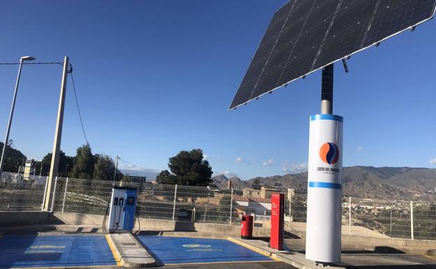 El primer punto de recarga para vehículos eléctricos con energía solar, en una gasolinera de Huércal