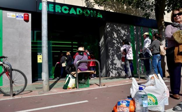 El Ayuntamiento de Almería pide evitar reuniones y espacios compartidos