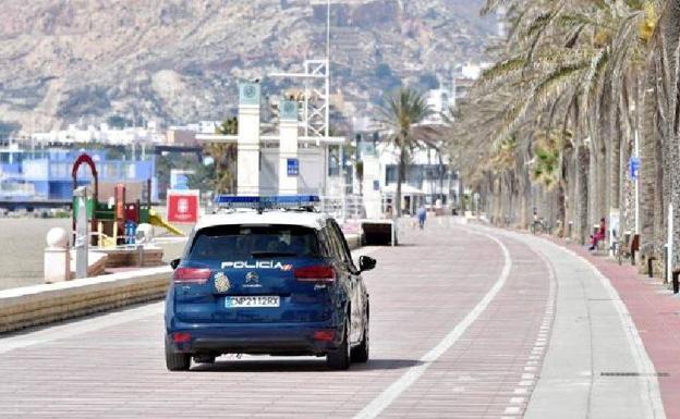 La primera jornada de confinamiento muestra una Almería de contrastes