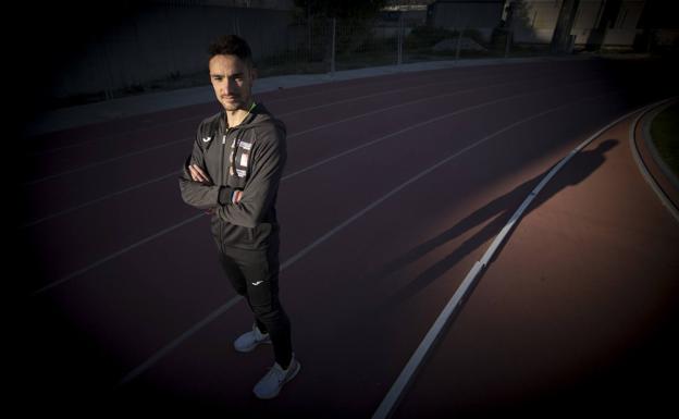 Ignacio Fontes pide prestada una cinta para entrenar durante la cuarentena