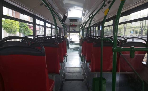 Los autobuses y taxis se reducen a la mitad y extreman la desinfección