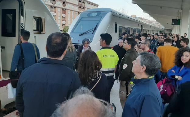 Una nueva avería provoca en tres trenes, a Madrid y Sevilla, retrasos de más de una hora
