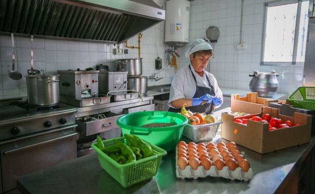 Educación estudia cómo proporcionar las tres comidas a los escolares en riesgo de exclusión