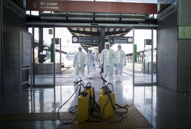 Cincuenta soldados de la UME borran las huellas del virus en Renfe y Mondragones