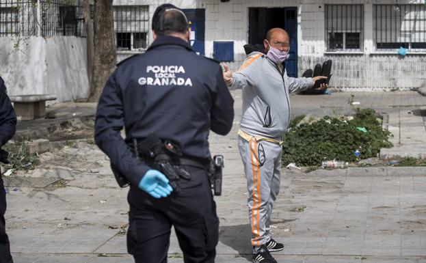La Policía de Granada: «¿Dónde va, caballero? ¿No sabe que estamos en estado de alarma?»